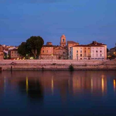 Appartement A Pied Du Centre Avec Place De Parking Arles Bagian luar foto