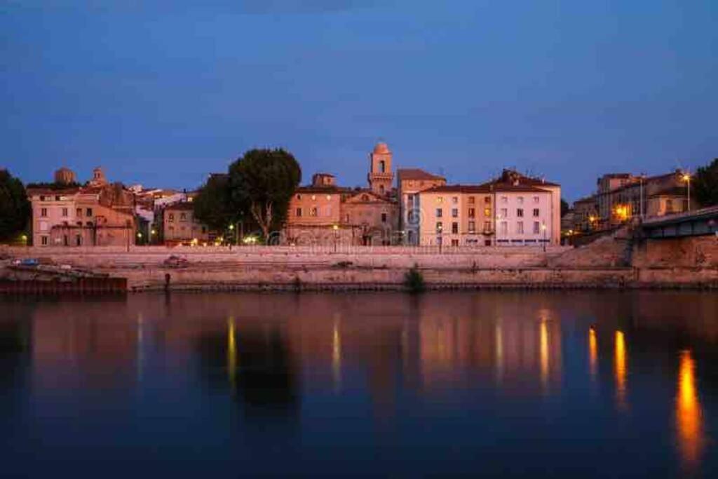 Appartement A Pied Du Centre Avec Place De Parking Arles Bagian luar foto