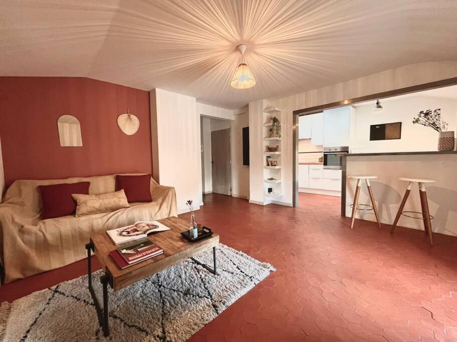 Appartement A Pied Du Centre Avec Place De Parking Arles Bagian luar foto